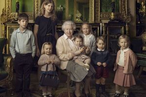 Пресс-служба Британской монархии показала фото королевы с ее внуками и правнуками