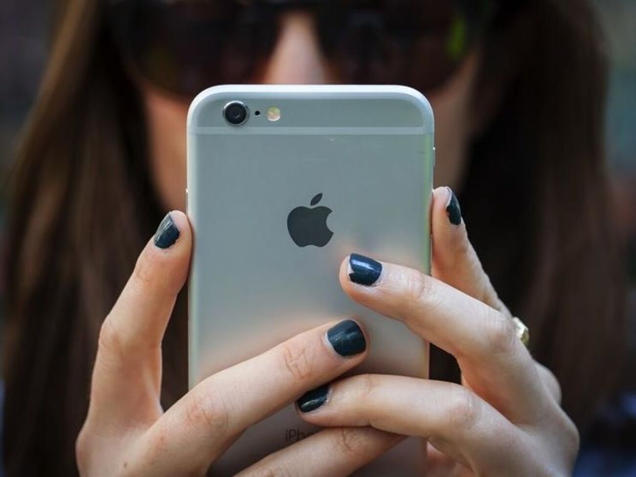 В технической поддержке Apple напоминают, что не стоит передавать третьим лицам персональную информацию