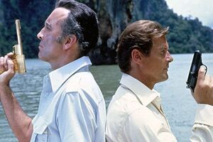 Актер Рождер Мур написал в микроблоге, что Хэмильтон отправился в небесную монтажную комнату