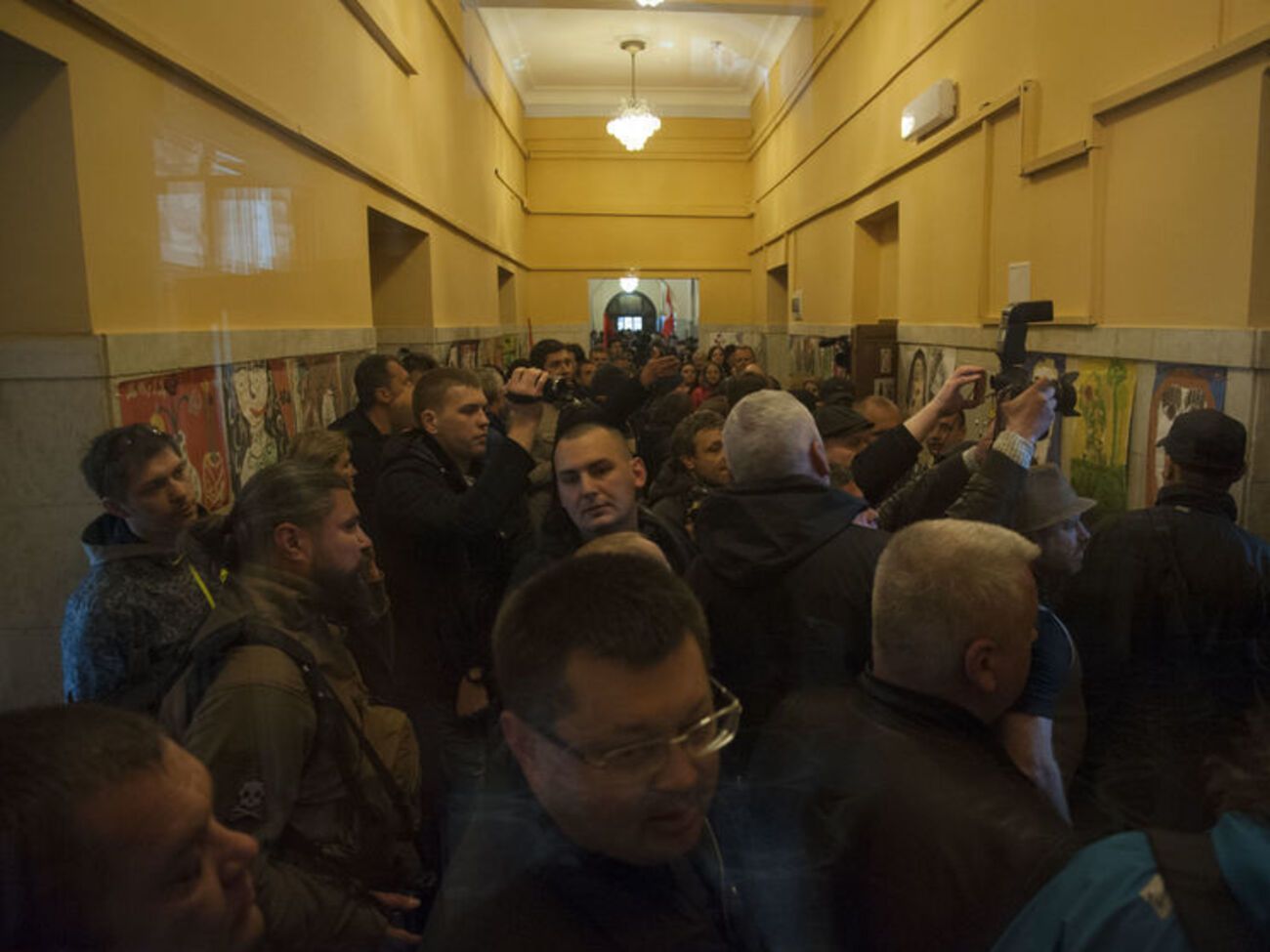 Митингующие ворвались в здание Киевсовета