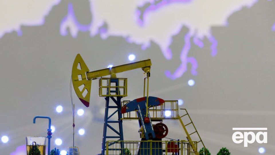 Нефть подешевела после резкого роста цен