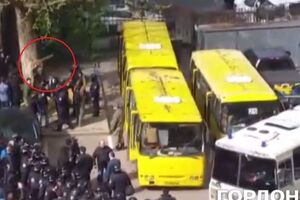 Столкновения между митингующими и силовиками во внутреннем дворе Киевсовета