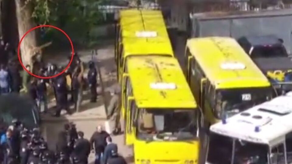 Столкновения между митингующими и силовиками во внутреннем дворе Киевсовета