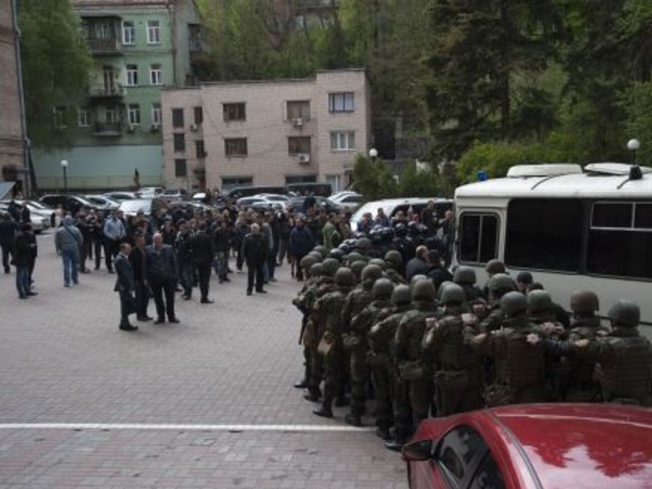 Участники акции протеста попытались взять КГГА штурмом