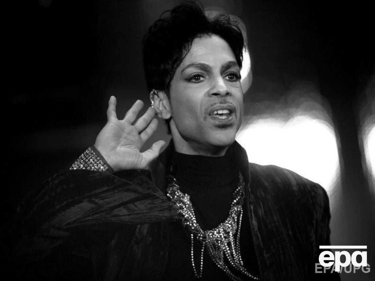 Принс найден мертвым в своей студии