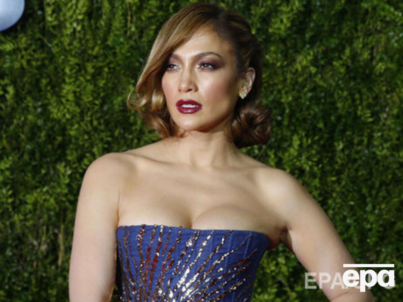 Лопес примерила облегающий топ с огромным выкатом