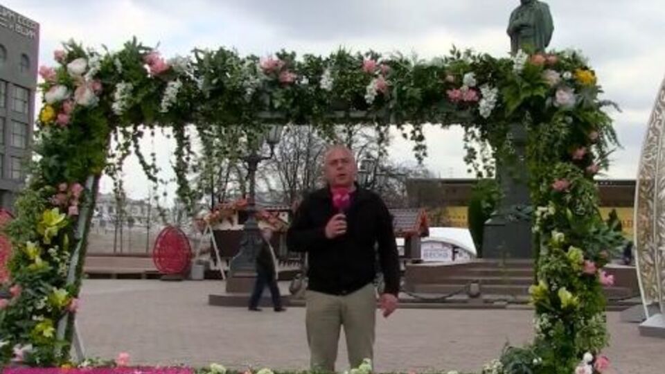 Лобков: Наше любимое сочетание: живое с мертвым. Вот мертвая герань и живой плющ. А как красиво смотрится, да?