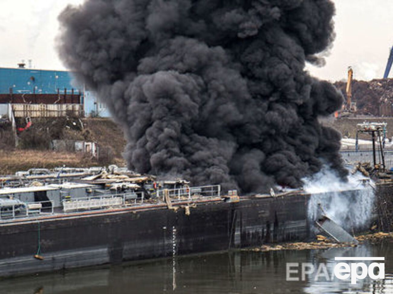 При пожаре на российском танкере в Каспийском море погиб один человек
