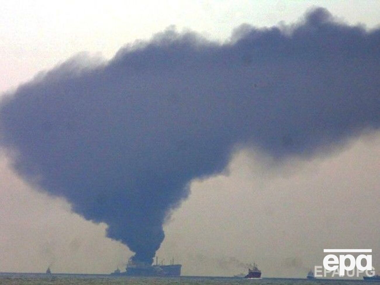 Российские спасатели приняли решение не тушить горящий в Каспийском море танкер