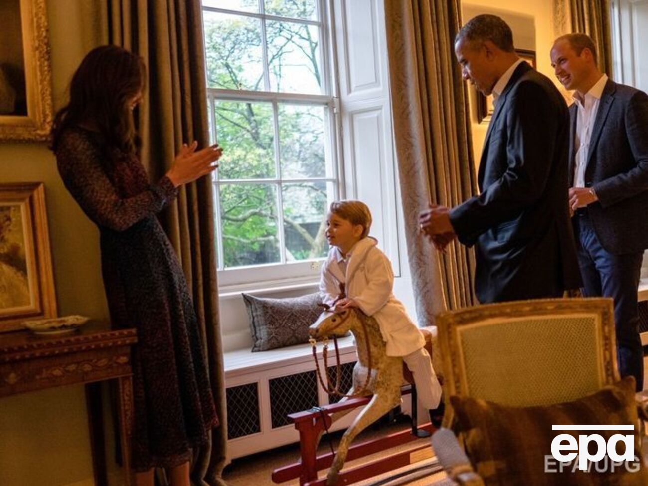 Принц Джордж показал президенту США, как катается на подаренной им лошади-качалке