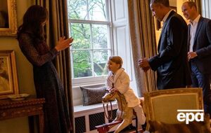 Принц Джордж показал президенту США, как катается на подаренной им лошади-качалке