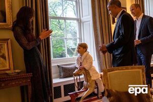 Принц Джордж показал президенту США, как катается на подаренной им лошади-качалке
