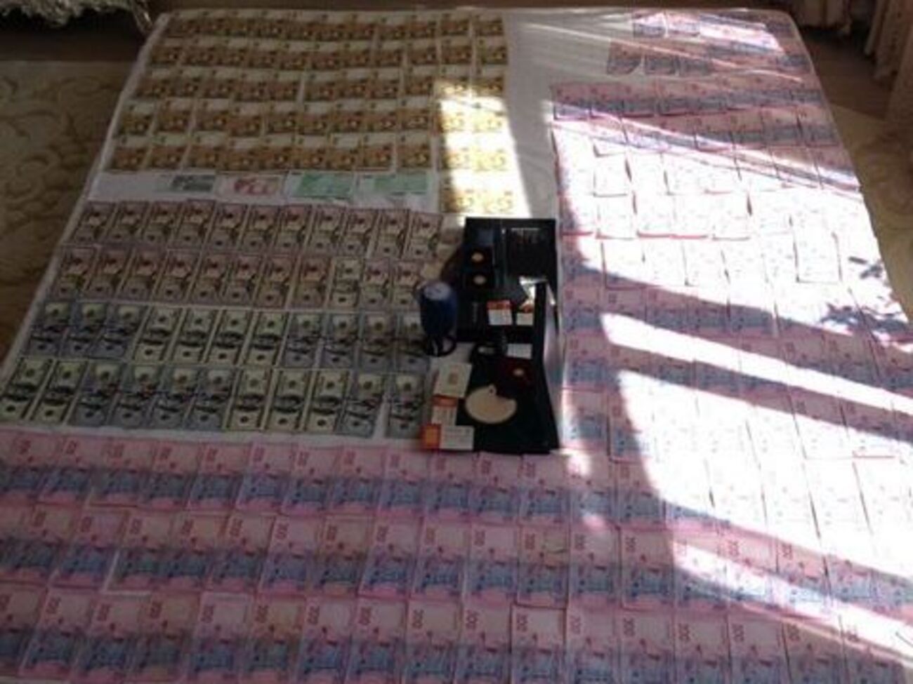 Во время обысков правоохранители изъяли у мошенницы крупную сумму наличных денег