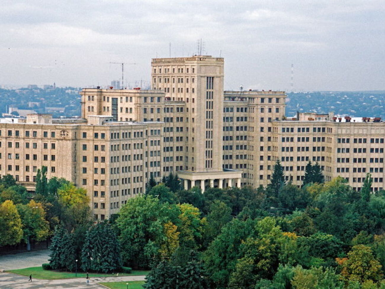 Ложкин открывал памятники перед главным корпусом Харьковского университета