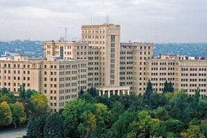 Ложкин открывал памятники перед главным корпусом Харьковского университета