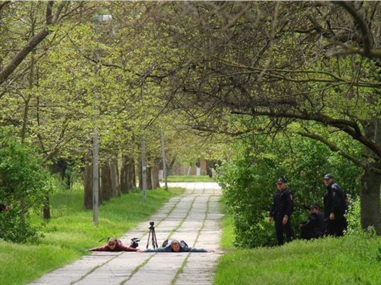 Российские военные тренировались на керчанах укладывать на землю "врага"