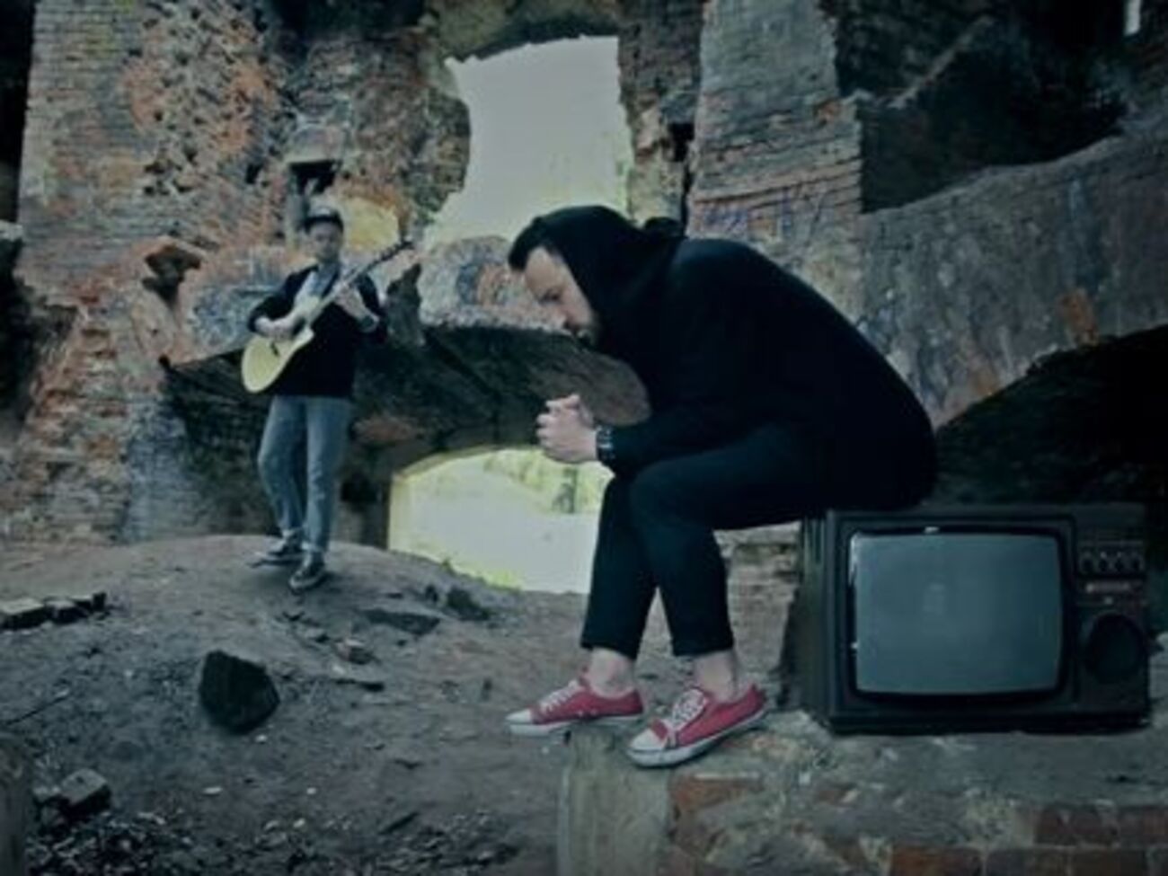 Песню "Обійми" исполнила львовская группа Red Sneakers