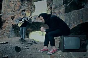 Песню "Обійми" исполнила львовская группа Red Sneakers