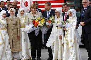 Меркель пообщалась с беженцами на турецко-сирийской границе. Фоторепортаж