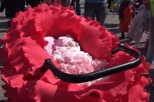 Коляска-цветок принимала участие к конкурсе на лучшее декорирование в Запорожье