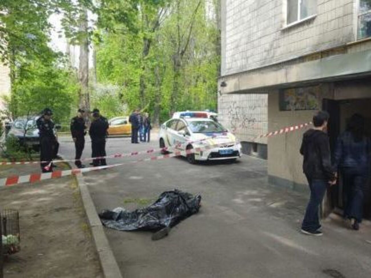 В Соломенском районе Киева с девятого этажа дома по улице Донца, 21-А выбросился мужчина