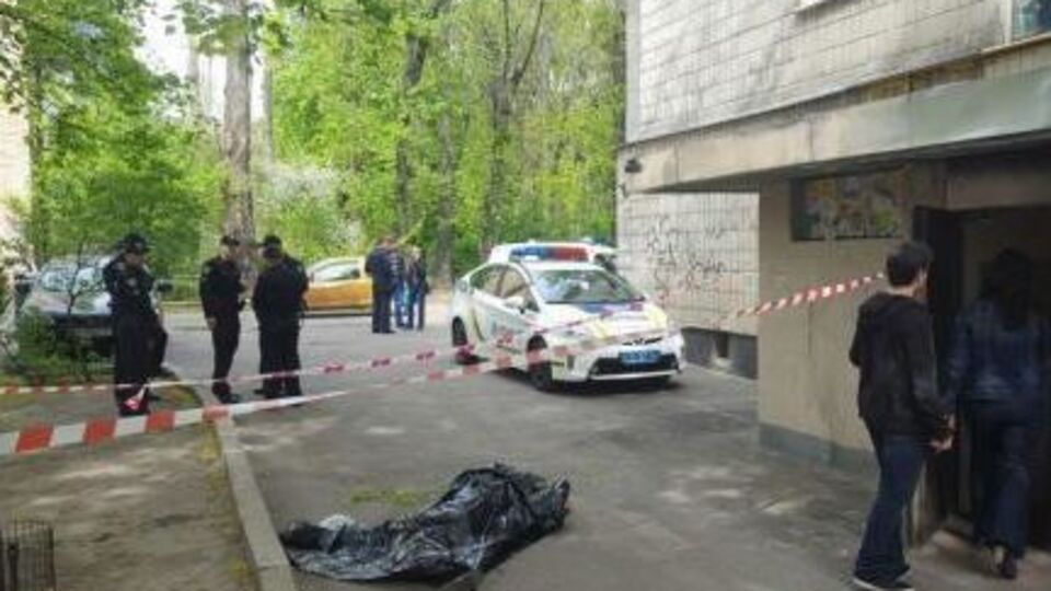 В Соломенском районе Киева с девятого этажа дома по улице Донца, 21-А выбросился мужчина