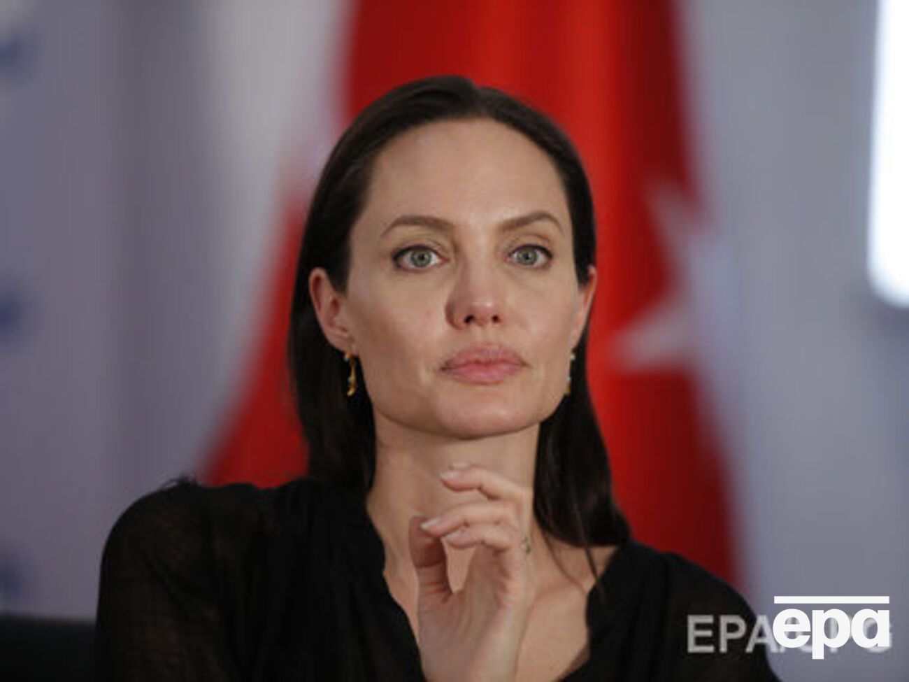 Джоли провела встречу по делам беженцев