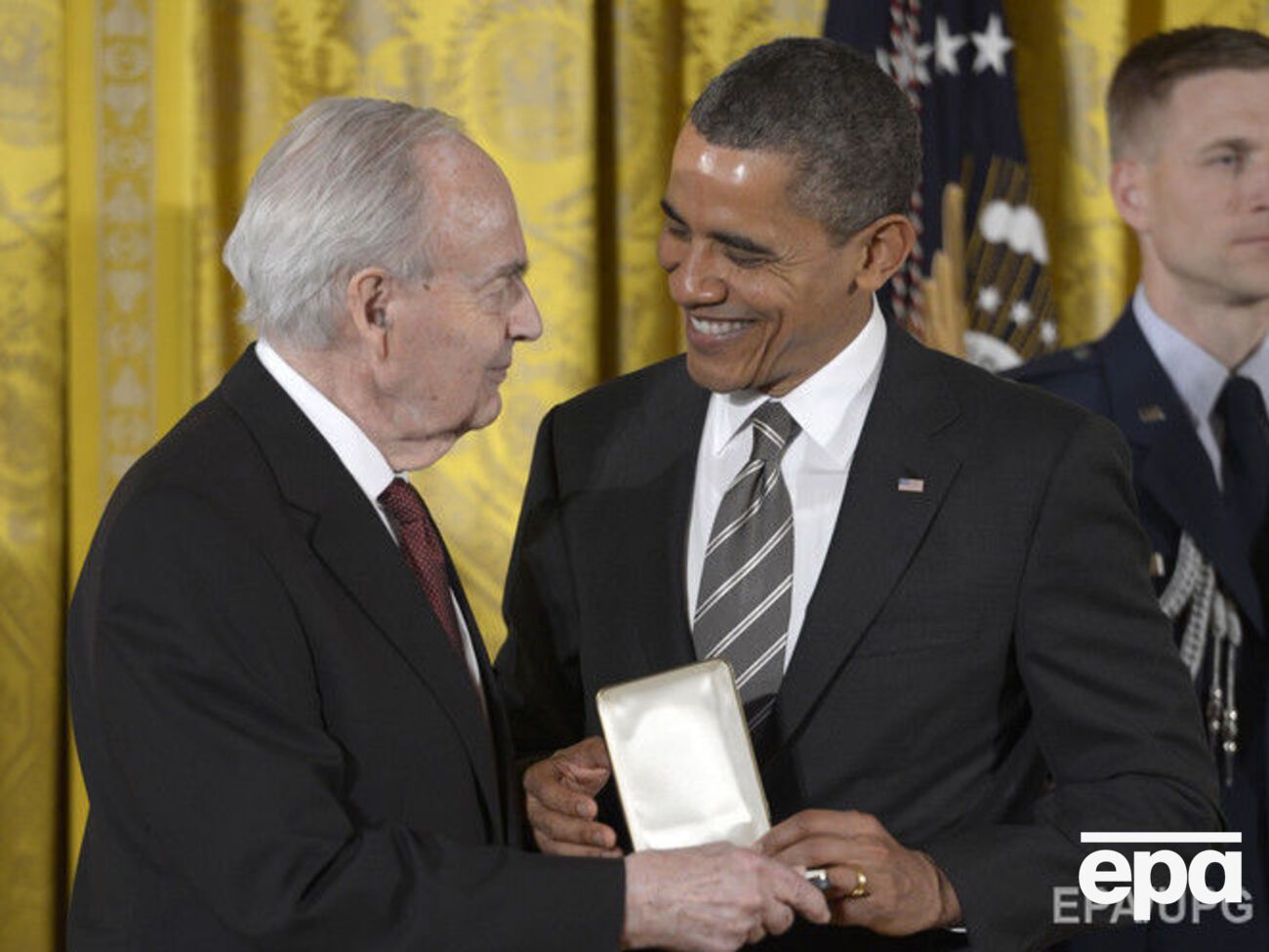 Воффорд (слева) принимает награду из рук президента США Барака Обамы