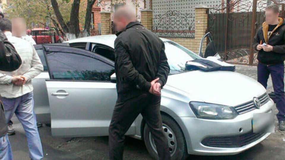 Замначальника отделения полиции попытался обвинить женщину в краже и требовал от нее взятку за непривлечение к уголовной ответственности