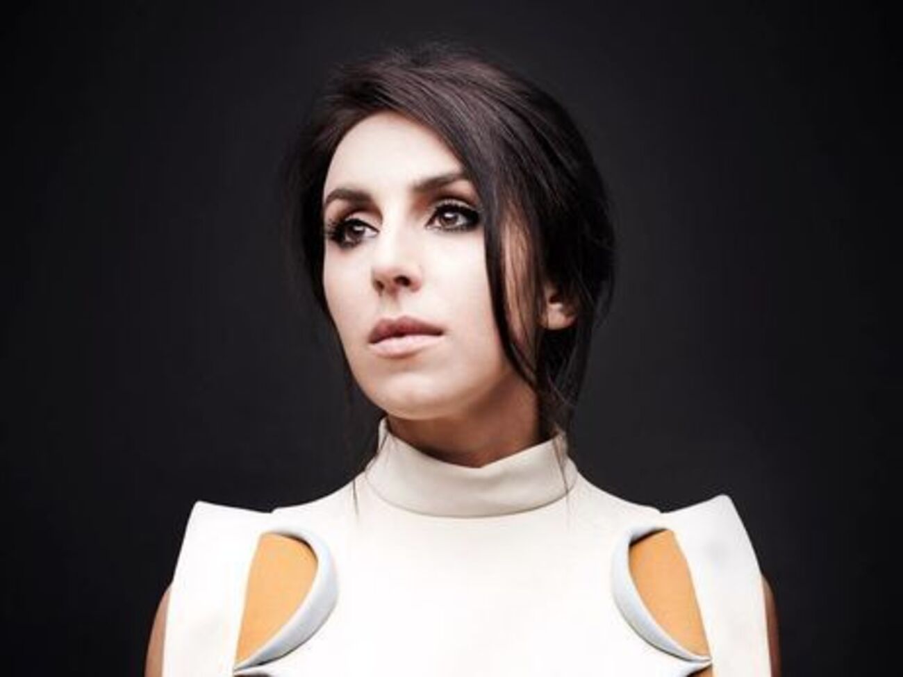 Джамала в наряде с серебристыми звездами исполнила конкурсную песню