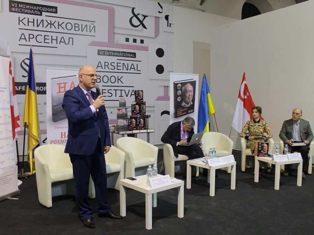 В "Мистецькому арсеналі" представили книги об успешных реформах на украинском языке