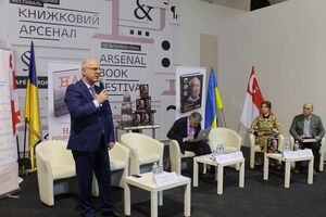 В "Мистецькому арсеналі" представили книги об успешных реформах на украинском языке