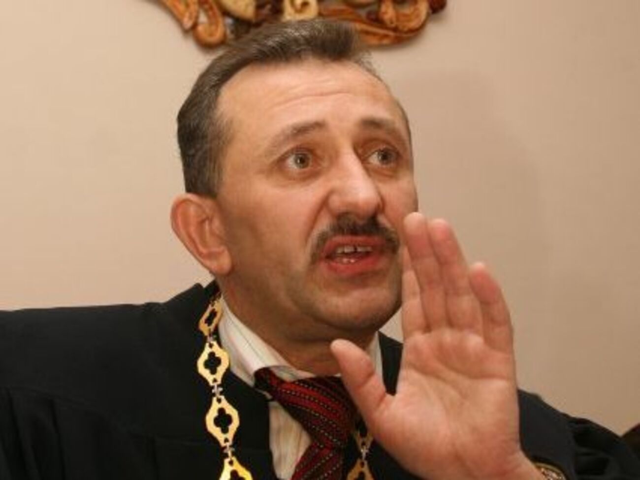 2008 г., Львов, пресс-конференция Зварыча. На вопрос, откуда у него миллионные суммы, судья ответил:&nbsp;"Ну есть у украинцев такая привычка, только прошу вас не смейтесь, засевать новый кабинет, когда приходят. Кто копейками, кто гривнами, кто долларом"