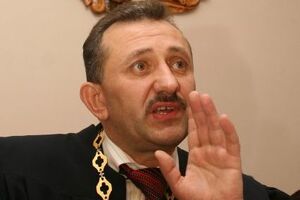 2008 г., Львов, пресс-конференция Зварыча. На вопрос, откуда у него миллионные суммы, судья ответил: "Ну есть у украинцев такая привычка, только прошу вас не смейтесь, засевать новый кабинет, когда приходят. Кто копейками, кто гривнами, кто долларом"