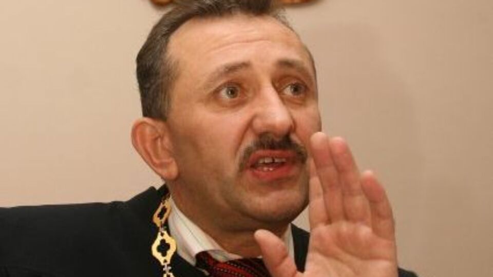 2008 г., Львов, пресс-конференция Зварыча. На вопрос, откуда у него миллионные суммы, судья ответил: "Ну есть у украинцев такая привычка, только прошу вас не смейтесь, засевать новый кабинет, когда приходят. Кто копейками, кто гривнами, кто долларом"