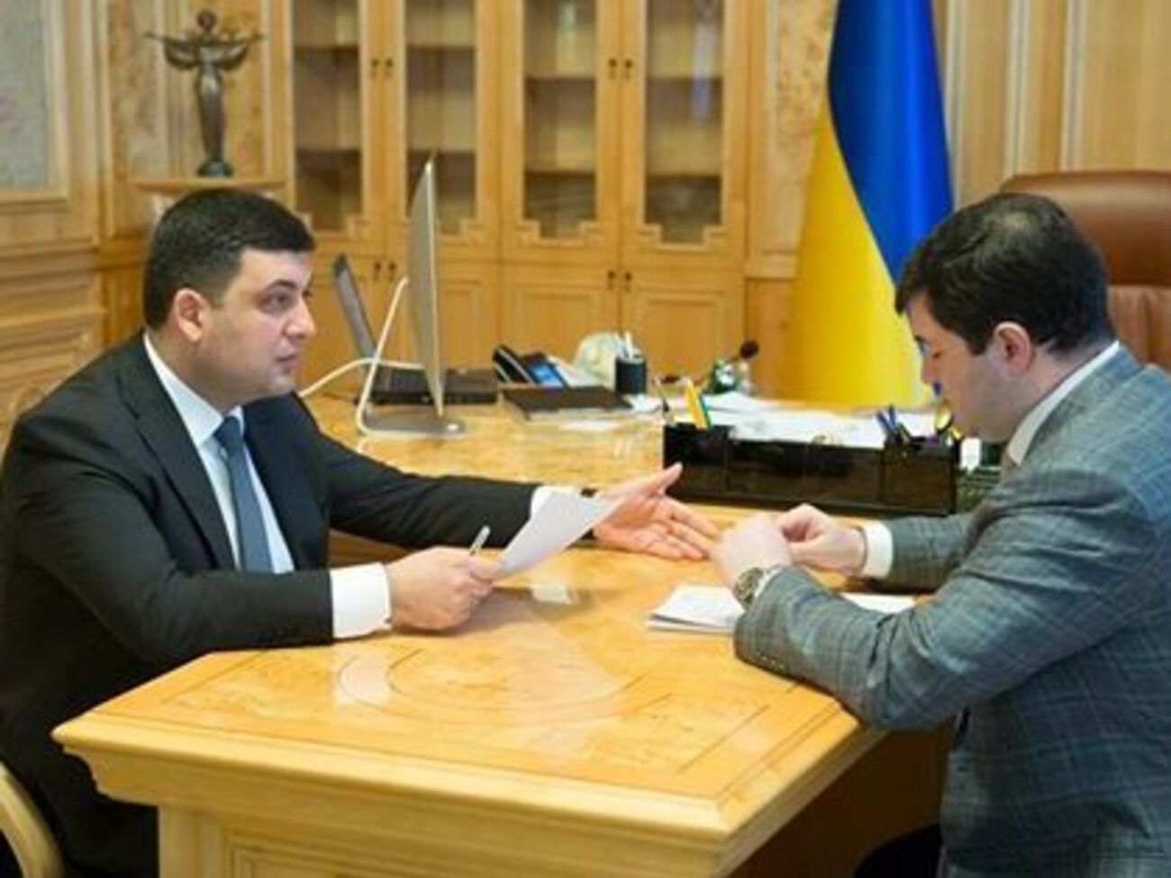Гройсман потребовал разобраться с контрабандой леса