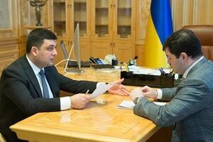 Гройсман потребовал разобраться с контрабандой леса