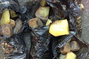 Две гражданки Китая с почти 35 кг янтаря задержаны в аэропорту Харькова