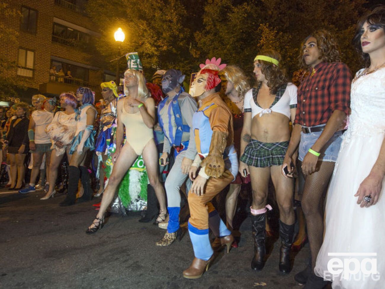 В этом году соревнования в беге на каблуках в городе Флорида Киз собрали более 1,7 тысяч зрителей.
