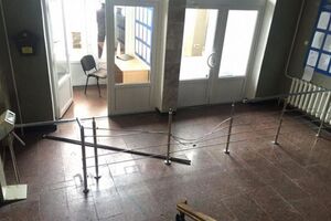 Митингующие сломали пропускной турникет