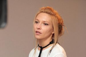 Зинаида Лихачева работает с разными жанрами искусства, на пересечении моды и сценографии с музыкой, видео, кино и театром