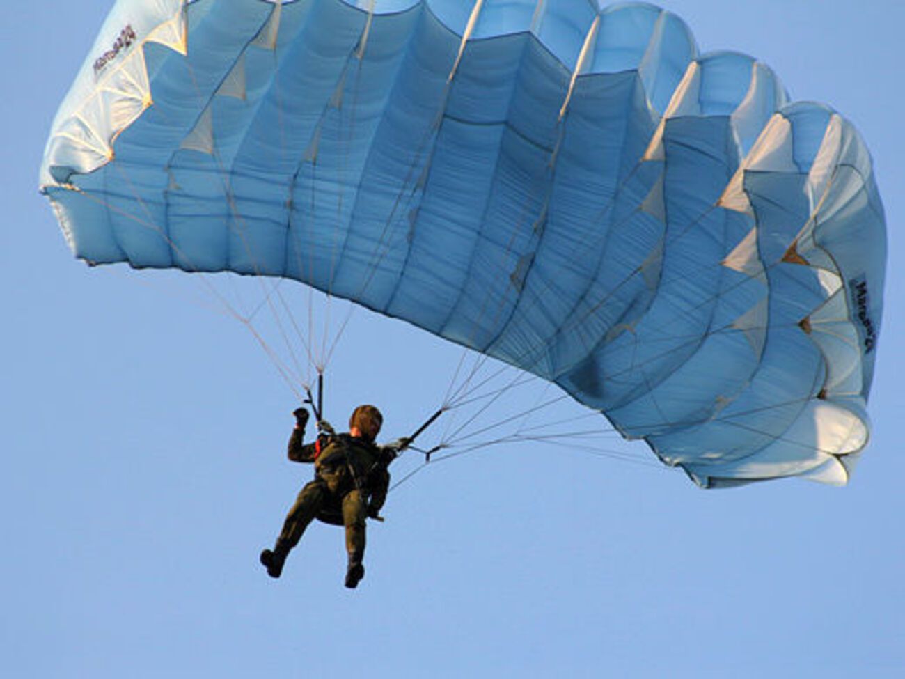 Российские военные в аннексированном Крыму отрабатывали десантирование с вертолетов на парашютах