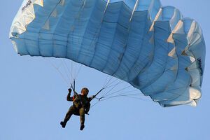 Российские военные в аннексированном Крыму отрабатывали десантирование с вертолетов на парашютах