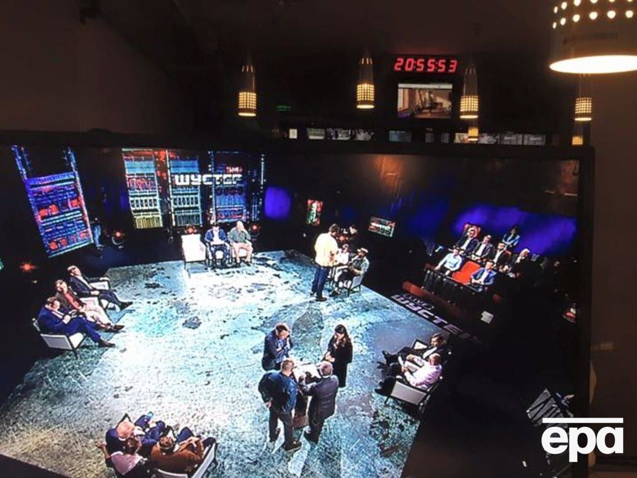 Власть вытеснила из эфира больших телеканалов шоу&nbsp;Шустера, которое много лет было символом свободы слова в стране, заявили в Оппозиционном блоке