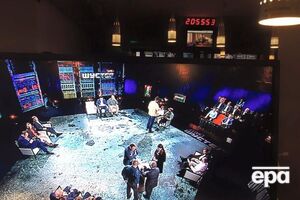 Власть вытеснила из эфира больших телеканалов шоу Шустера, которое много лет было символом свободы слова в стране, заявили в Оппозиционном блоке