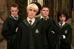 Хердман (крайний слева) сыграл Гойла в "Гарри Поттере"