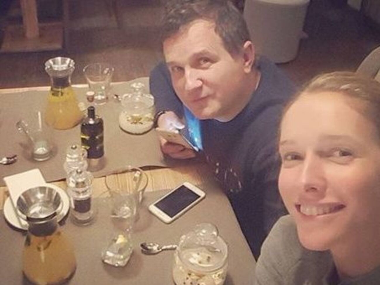 На вопрос о романе с телеведущим Юрием Горбуновым ведущая ответила, что у нее все хорошо, но замуж она пока не собирается