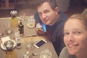 На вопрос о романе с телеведущим Юрием Горбуновым ведущая ответила, что у нее все хорошо, но замуж она пока не собирается