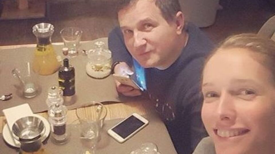 На вопрос о романе с телеведущим Юрием Горбуновым ведущая ответила, что у нее все хорошо, но замуж она пока не собирается