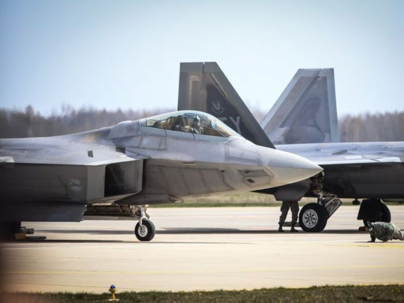 Из США в Литву прилетели два новейших истребителя F-22 Raptor